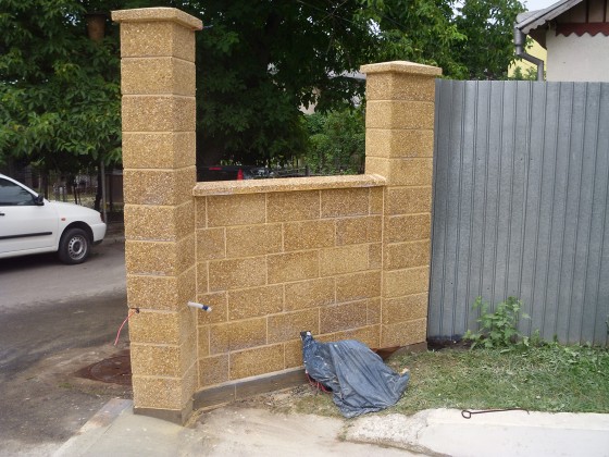 Prefabet Gard piatra spalata culoare crem vazut de aproape - Garduri modulare din beton pentru curte
