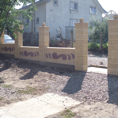 Prefabet Gard din beton model infinit in timpul montajului - Garduri modulare din beton pentru curte