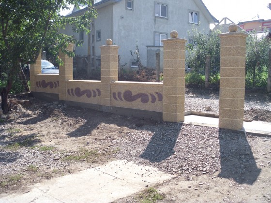 Prefabet Gard din beton model infinit in timpul montajului - Garduri modulare din beton pentru curte