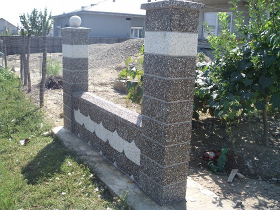 Prefabet Gard din beton model solzi vazut de aproape - Garduri modulare din beton pentru curte