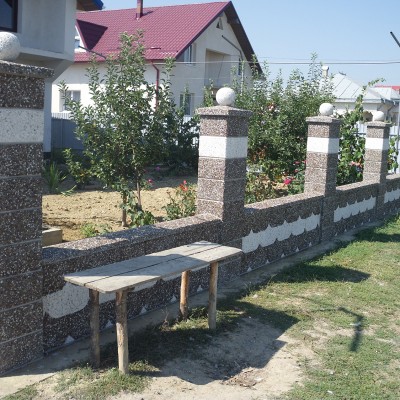 Prefabet Gard din beton model solzi in timpul montajului - Garduri modulare din beton pentru curte