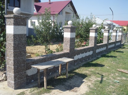 Gard din beton, model solzi, in timpul montajului Spalat Garduri din beton - lucrari 2015