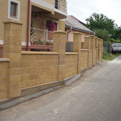 Prefabet Gard din betonpiatra spalata culoare crem - Garduri modulare din beton pentru curte si gradina
