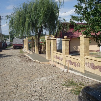 Prefabet Gard piatra spalata model infinit in timpul montajului - Garduri modulare din beton pentru curte