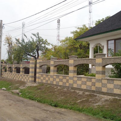 Prefabet Gard din beton model sah vazut dinspre strada - Garduri modulare din beton pentru curte