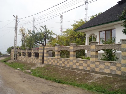 Gard din beton, model sah, vazut dinspre strada Spalat Garduri din beton - lucrari 2015