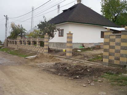 Gard din beton, model sah, in timpul montajului Spalat Garduri din beton - lucrari 2015