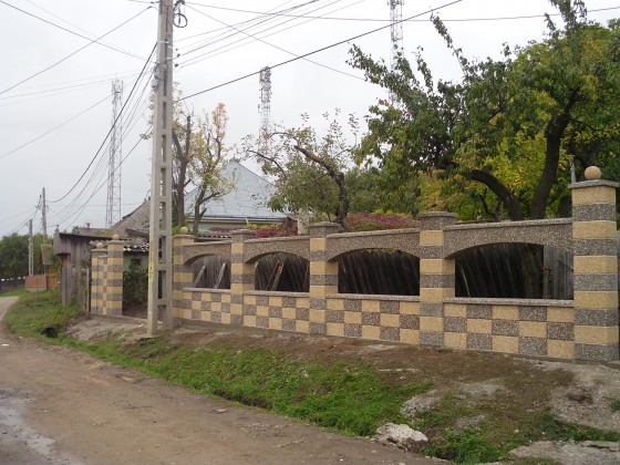 Prefabet Gard din beton crem si maro model sah - Garduri modulare din beton pentru curte