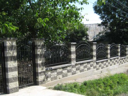 Gard split alb/negru Split Modele gard modular din beton