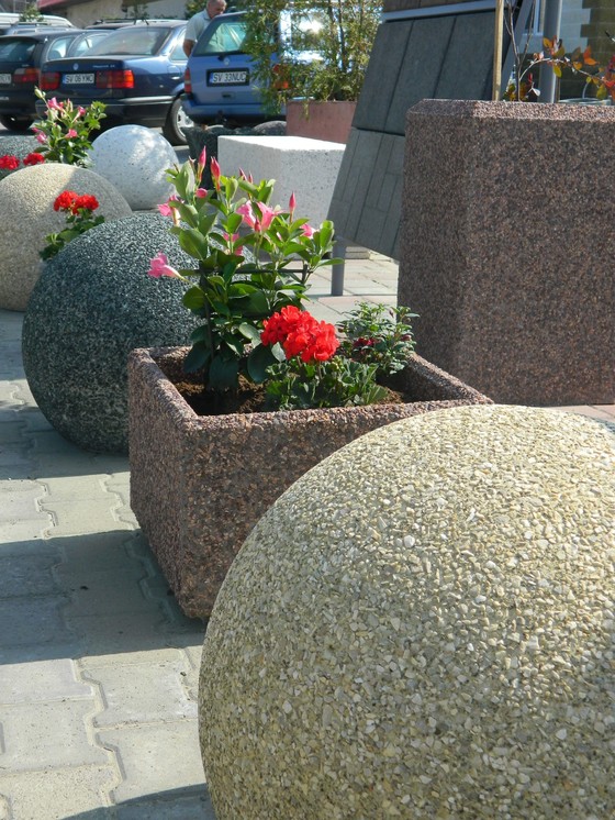Prefabet Bolarzi si jardiniere - Mobilier urban din beton si piatra spalata Prefabet