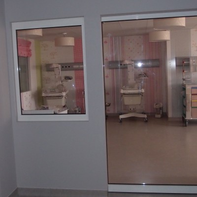KADRA Exemplu de usa automata pentru sectorul medical - Usi automate pietonale, glisante, batante, rotative KADRA