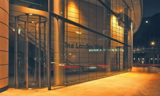 KADRA Usa curba la un centru comercial din Londra - Usi automate pietonale glisante batante rotative
