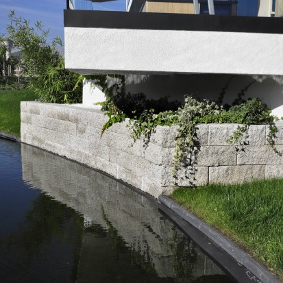Bloc de zid pe malul unei ape Bloc zid Elemente decorative din beton