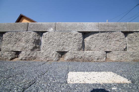 ELIS PAVAJE Detaliu amenajare cu blocheti - Blocheti si boltari din beton pentru ziduri de sprijin