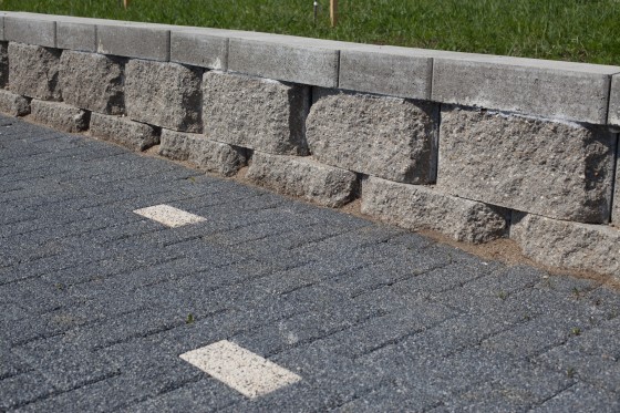 ELIS PAVAJE Utilizarea blochetilor pentru amenajarea spatiului verde - Blocheti si boltari din beton pentru ziduri