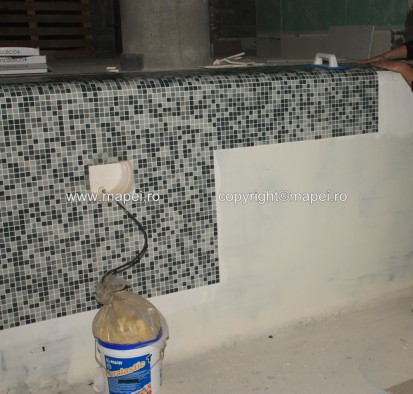 Detaliu placare mozaic cu adeziv Keralastic T KERALASTIC T Placari piscine cu adezivi pe baza de