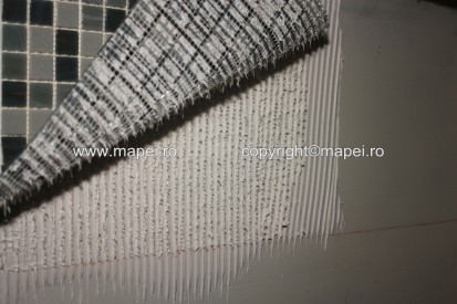 Transfer adeziv insuficient pe mozaic - detaliu KERALASTIC T Placari piscine cu adezivi pe baza de