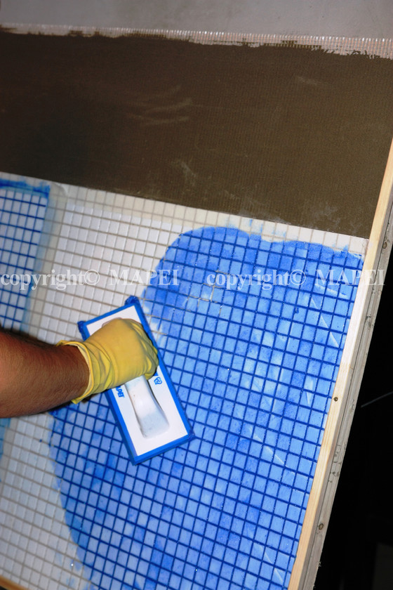 MAPEI 17 rostuire mozaic sticla cu spatula - Chituri rezistente la agenti chimici sau acizi pentru
