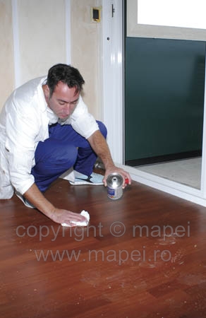 MAPEI Cleaner L aplicatie - Adezivi pentru toate tipurile de parchet MAPEI