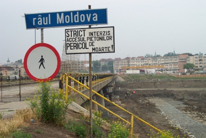 Reparatii pod Roman Mapei 1 Reparatii pod Roman peste raul Moldova