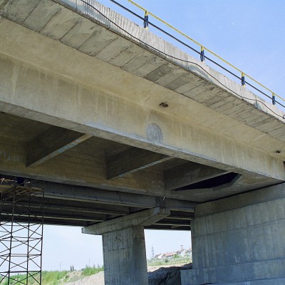 MAPEI Reparatii pod Roman Mapei 23 - Conexiuni din carbon pentru consolidarea structurilor din beton MAPEI