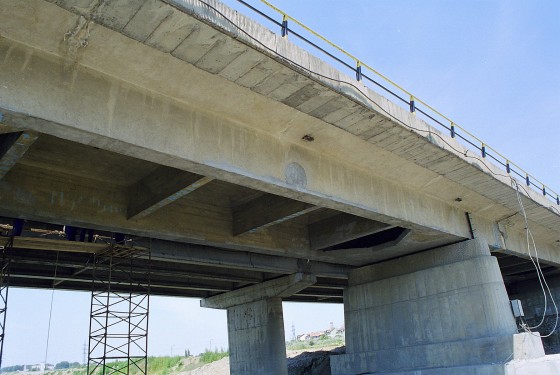 MAPEI Reparatii pod Roman Mapei 23 - Conexiuni din carbon pentru consolidarea structurilor din beton MAPEI