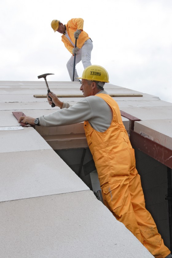 YTONG Casa in constructie - lucru la acoperis - Beton celular autoclavizat pentru zidarie YTONG