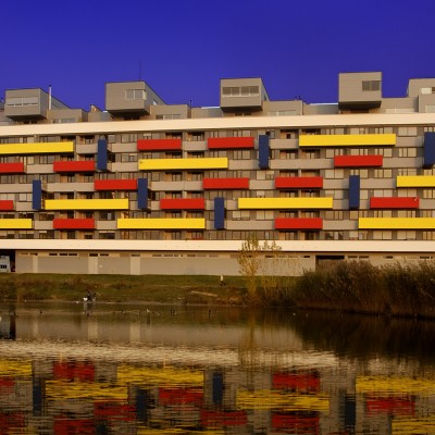 YTONG Blocuri cu balcoane colorate in rosu galben si albastru - Beton celular autoclavizat pentru zidarie