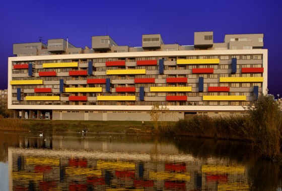 YTONG Blocuri cu balcoane colorate in rosu galben si albastru - Beton celular autoclavizat pentru zidarie