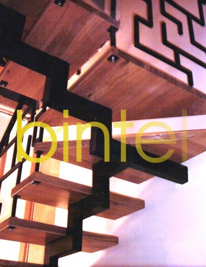 Scara pe vang central cu trepte lemn si balustrada profil otel vopsit Scari cu structura metalica