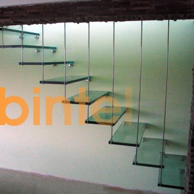 BINTEL Scara cu trepte  suspendate din sticla - Scari pe structura metalica pentru interior BINTEL
