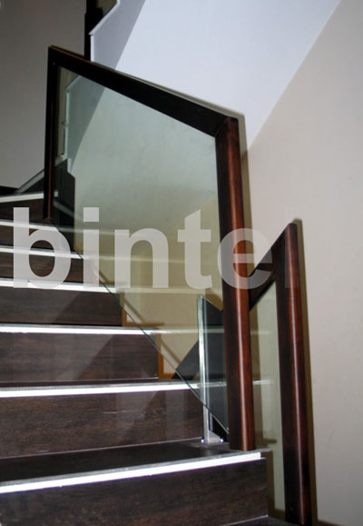 BINTEL Balustrada din sticla peste trepte - Balustrade din inox, otel, sticla si lemn BINTEL