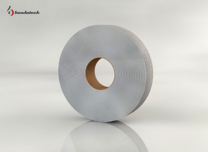 Rola banda adeziva polietilena cu film aluminizat - lateral Banda adeziva din polietilena cu film aluminizat
