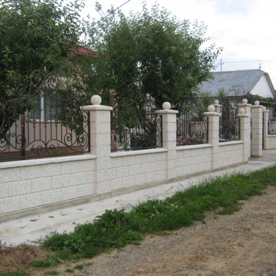 Prefabet Gard spalat alb - Garduri modulare din beton pentru curte si gradina Prefabet