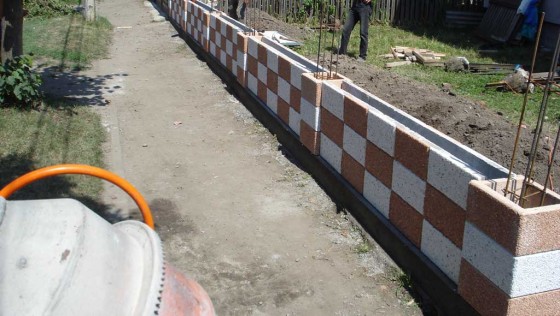 Prefabet Montajul panourilor - Garduri modulare din beton pentru curte si gradina Prefabet