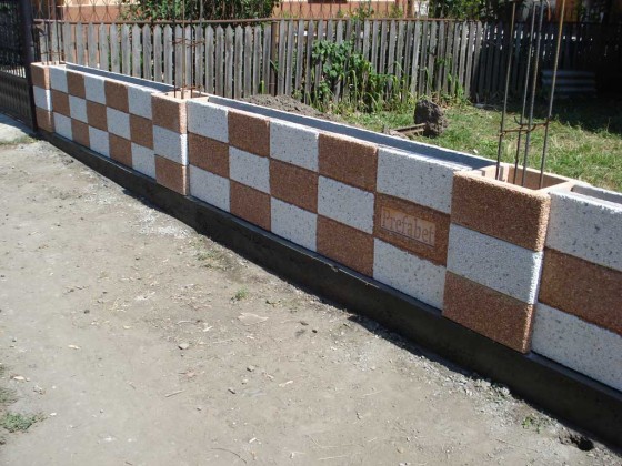 Prefabet Montajul panourilor - Garduri modulare din beton pentru curte si gradina Prefabet
