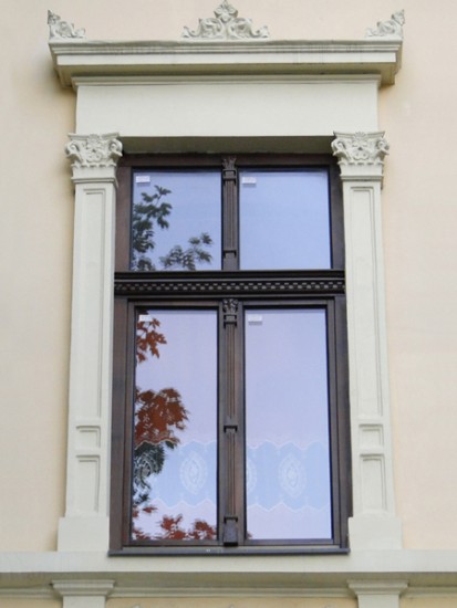 23 (fereastra din lemn stratificat cu ornamente) Ferestre din lemn