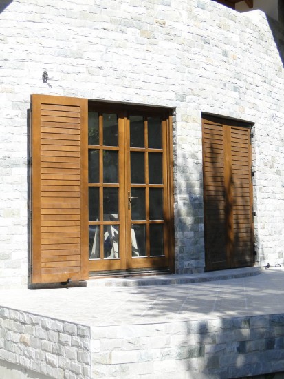1 (usa exterioara terasa cu obloane) Usi de exterior din lemn stratificat 