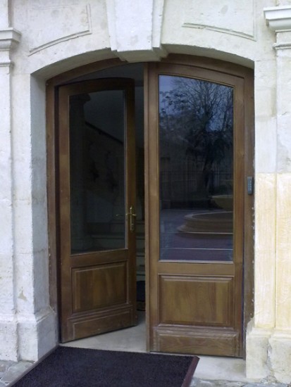 3 (usa exterioara intrare institutie) Usi de exterior din lemn stratificat 