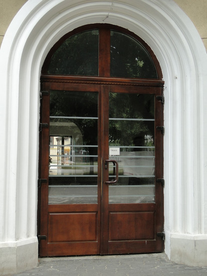 4 (usa exterioara intrare institutie) Usi de exterior din lemn stratificat 