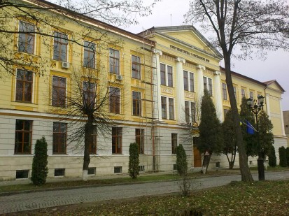 16 (Universitatea 1 Decembrie 1918 Alba Iulia) Usi de exterior din lemn stratificat 