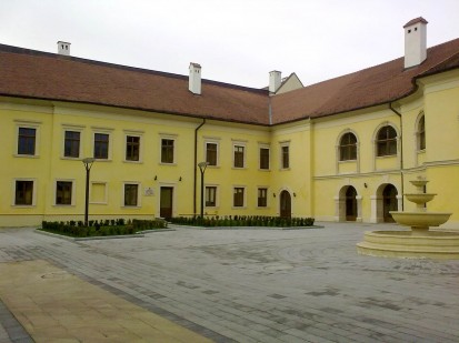 17 (Castelul Apor Alba Iulia 1) Usi de exterior din lemn stratificat 