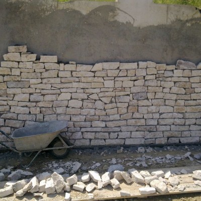 LEVENTE COMPANIE Zid cu piatra naturala - Piatra naturala de Vistea pentru amenajari interioare exterioare LEVENTE