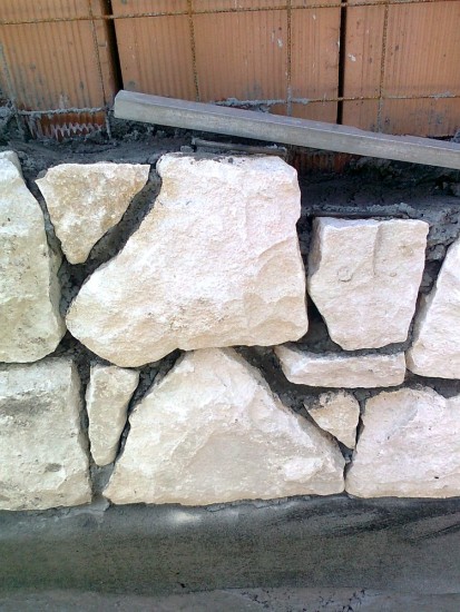 Zidarie cu piatra naturala alba - detaliu Zidarie din piatra naturala de Vistea