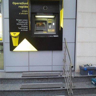 EUROMATT Covor antiderapant pe trepte, in fata unui bancomat - Covoare antiderapante pentru trepte EUROMATT