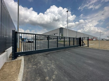 Poarta acces - vedere de aproape Instalari porti industriale Holler