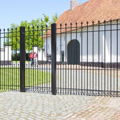 LOCINOX Poarta neagra in fata unei ferme - Feronerie, accesorii si componente pentru porti pietonale LOCINOX