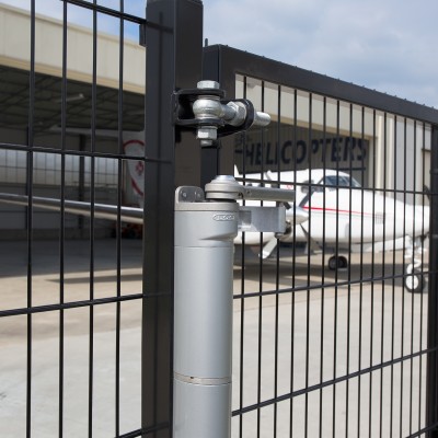 LOCINOX VTC-STD GBMU4D - Vedere de aproape a unei porti gri cu un avion in fundal