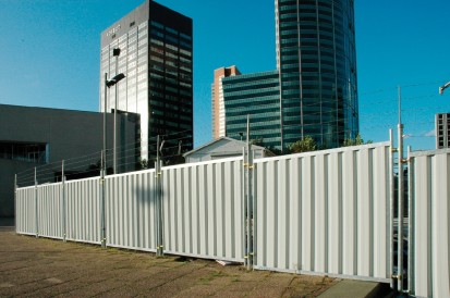 Exemplificarea utilizarii panourilor opace pentru organizare de santier M800 City Fence Panouri opace pentru organizare de