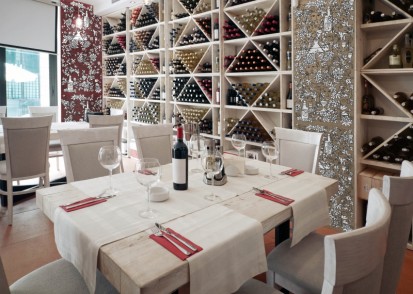 Decor alb-maro motiv struguri, vin Faianta pictata pentru restaurante si cafenele 